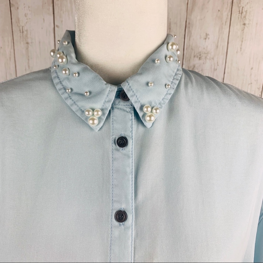 🔥CHELSEA & THEODORE🔥ANTHRO CHAMBRAY BLOUSE PEARL EMBELLISHMENTS MEDIUM NWT - Picture 2 of 6
